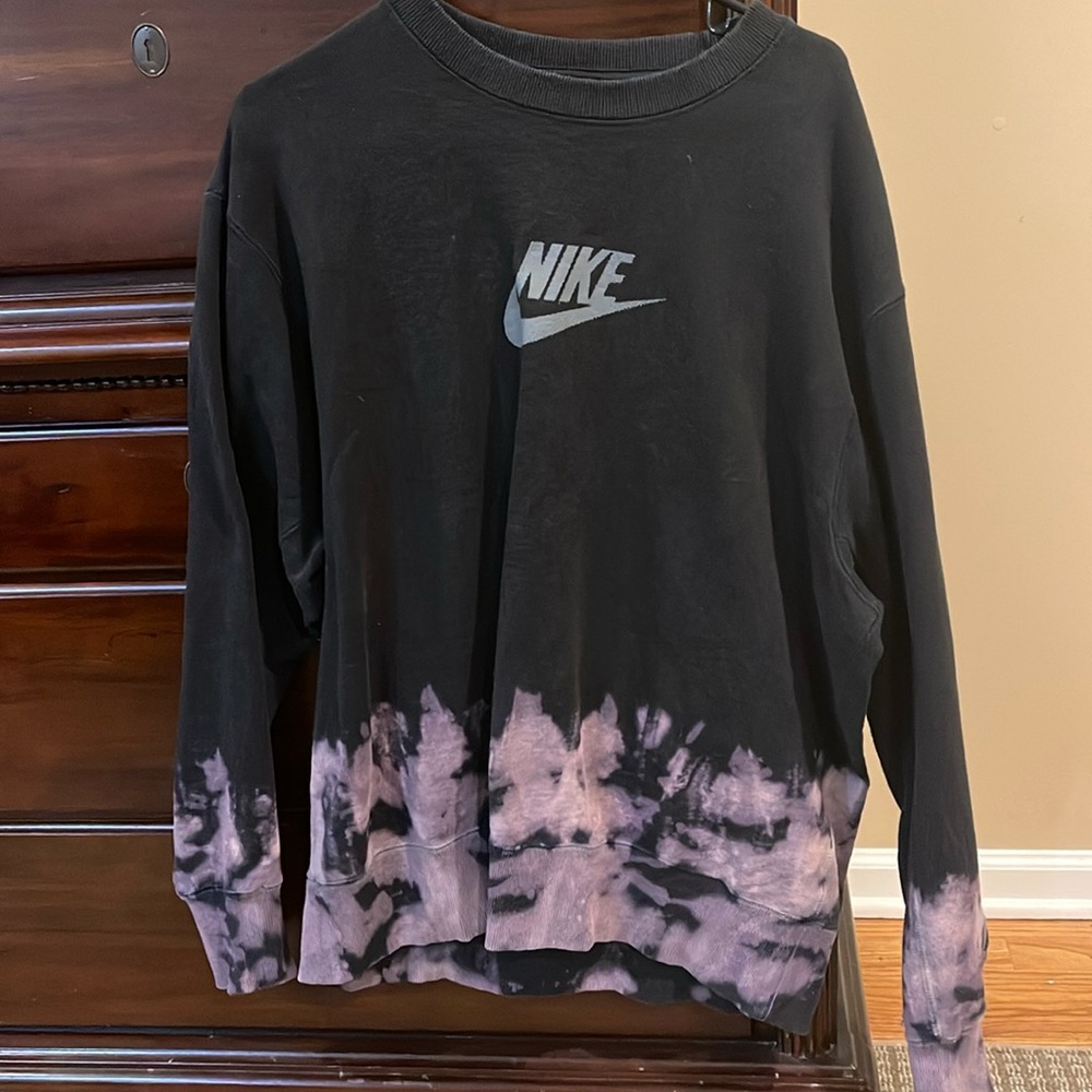 Unisex Nike crew neck sweatshirt.  Size large .